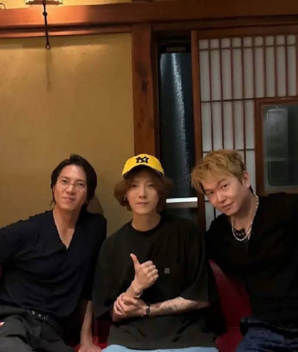 闻道资本 鹿晗与山下智久合照两人比耶 周杰伦点赞引热议